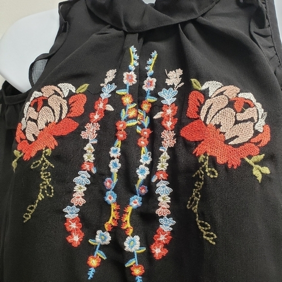 Altar'd State Black Floral Embroidered Cold Shoulder Top Size Small - Picture 3 of 7